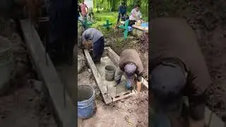 Los amigos preparando los nichos... En el cementerio. De el paisnal.