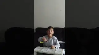 Yuri Ronaldo pintando seus cards do Naruto 😍🖍️❤️