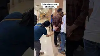 Selfie wallpaper prank with strangers🤳 (wait for last Aaj To Bach Gye🥹😂) #shorts #funny #prank