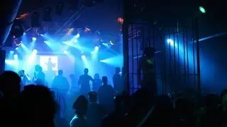 Gestrument performing Dubstep