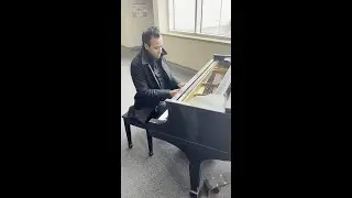 Vivek Ramaswamy Plays the Piano While on Bus Tour through Iowa