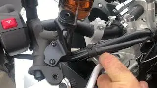 Montage prot&egrave;ges mains Barkbusters Storm sur Triumph Tiger 900 GT PRO