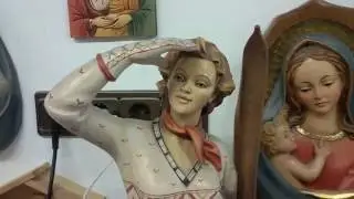 Val di fassa val Gardena artigianato legno scultore Soraga dopo Canazei vicino a Moena. Trentino