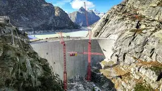Spektakul&auml;re Baukran-Demontage bei der neuen Staumauer auf dem Grimselpass