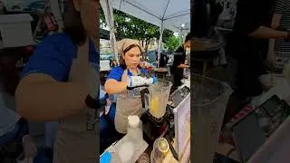 Смузи из ананаса с порошком из соленой сливы, гастрономический фестиваль в Таиланде.