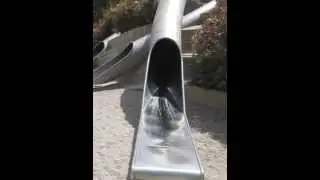 tir&aacute;ndose por el tobogan m&aacute;s grande del Madrid Rio