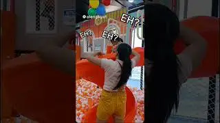 Enjoy ang mga bata sa slide