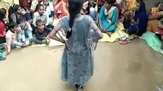 देहाती नाच... छोटी सी उम्र में लड़की ने किया ड्रांस\\आंगन में उड़ा डाली धूल इसको कहते देहाती नाच💃💃