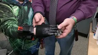 Kentucky teacher 3D prints right hand for student born without one