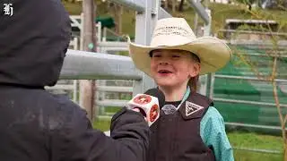 6-летний наездник на быке учится ездить верхом на юном бычке