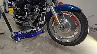 Lifting a 2018+ Softail with a Harbor Freight aluminum jack