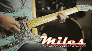 Kovov&aacute; kytara SteelBlue - Miles Guitars (hraje Olda Krejčoves)