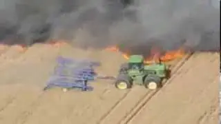 Un agriculteur fait un coupe feu en tracteur