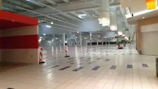 Pustoszejący auchan Fort Wola