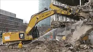 Bagger CAT 390 F  Kraft ohne Ende