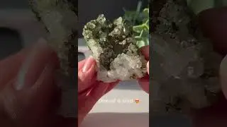 look at this crystal/specimen 😍 I want to keep it in my own collection. She is perfect #epidote