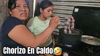 Encuentra A Su Cuñada Cocinando Chorizo En Caldo Con Fideos Y Sopa 🤣 Para El Marido