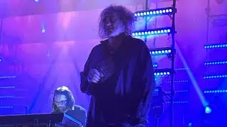 The Cure - Friday I’m in Love + Close to me (Robert close and dancing) live Montevideo 27 Nov 2023