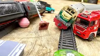 Drama Merakit Tabrakan Mainan Kereta Api CC201 Vintage, Kereta Api Anjlok Terguling Menabrak Truk
