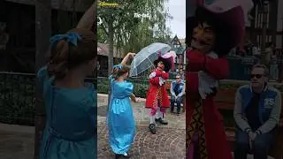 Quand #capitaine #crochet rencontre #peterpan et #wendy &agrave; #disneylandparis  ! #captainhook #humour