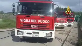 Autocarro in fiamme a Monsampolo del Tronto, 15 maggio (video vigilfuoco AP)