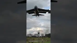 🇺🇸 Low B-52 Landing Flyover 😬 #plane #aviation #trending