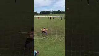 E A BASE VEM COMO ?? GOLEIRO MIRIM VOANDO PRA PEGAR O P&Ecirc;NALTI 🔥🔥🔥 #futebol #goalkeeper #shorts