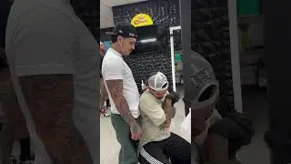 Его избивают 🤣