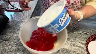 Салат &laquo;Свежий клубничный флафф&raquo;