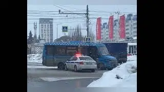 12 марта 2024 ДТП с участием автомобиля ДПС на перекрёстке ул. Клубная и Новошестнадцатая в Ижевске.