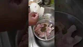 Sazonando muslo y pechuga con el Sazón De Sofía Sazón para freír. 