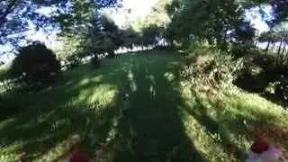 Un drone vol entre les arbres en r&eacute;alit&eacute; virtuelle VR par XavDrone