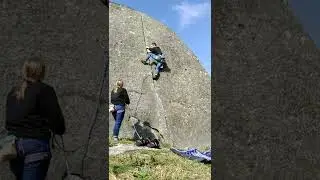 Flor de toxo (6a). Escalada en el Pet&oacute;n do Xalo (Culleredo, Galicia), sector Mazafacha