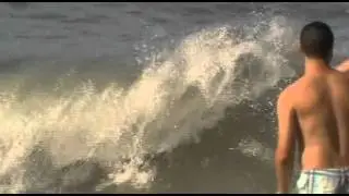 en buritaca jugando con las olas