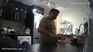 🔴 24/7 LIVE: Italian Couple in London - Real Life [KITCHEN 🍳] - MiGIPepeVibes - Cam 3