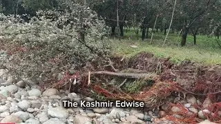 A father of 4 daughters 💔😭 lost everything in the flood&hellip;#kulgam 