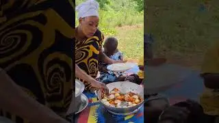 African Village Mom Sharing Meal with Kids #africanvillagelife#villagefood #africanvillagecooking