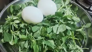 मेथीच्या भाजीत अंडे टाकून तर बगा 🤔how to make egg methi#eggmethi#foodlifemarathi #recipe 