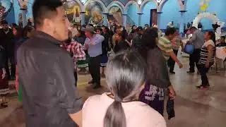 Bailando chilenas alegres en Santiago Juxtlahuaca con Los Perseguidos De San Juan