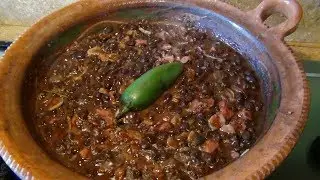 Frijoles negros con tocino y chorizo