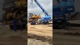 Close Call: Grader Collides with Crane During Offloading, Narrowly Avoids Injury Disaster #machines
