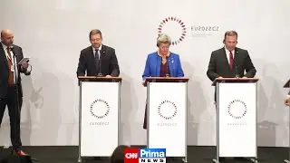 Raku&scaron;anův mluvč&iacute; uvedl tiskovku ministrů ve stylu MMA. Zarecituje př&iacute;&scaron;tě b&aacute;seň?