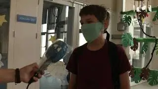 Pocs alumnes en el primer dia de reobertura de les escoles