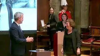 Llu&iuml;sa Erill rep la Medalla d'Honor de Barcelona