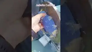 Jadeite cutting, the jade is so beautiful#jadeite #cuttingmachine #wiresaw
