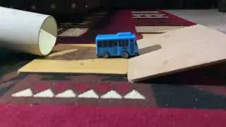 mobil mainan bus biru meluncur #relaxing #slowmo #toycars #satisfying