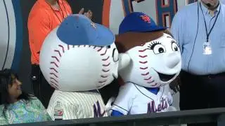 ARI@NYM: Mr. & Mrs. Met Caught On The Kiss Cam