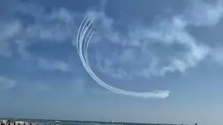 Precision formation flying at the Pacific Airshow: Contrails and tight turns above Huntington Beach