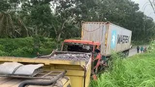  Beginilah akibatnya kalau NGANTUK di paksa trailer tabrak truk yg sedang berhenti ‼️