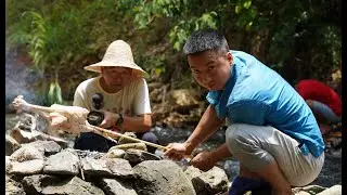 华农兄弟：搞了点蜜蜂来养，刚好大漠叔来了，做只蜜汁鸡招待一下
